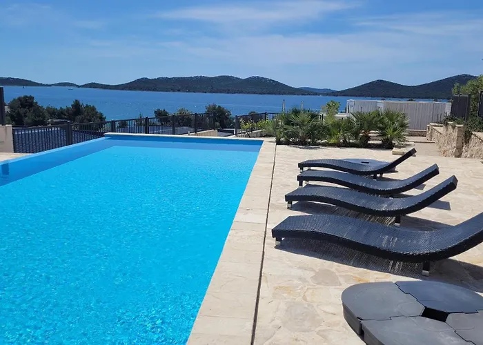 בית נופש The Sea View With Pool *