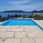 The Sea View With Pool Feriehus *
